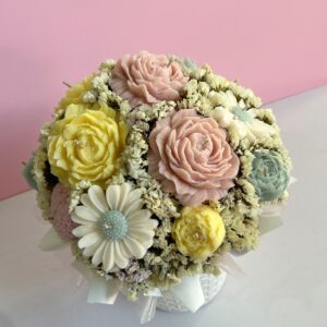 Maceta grande de flores velas